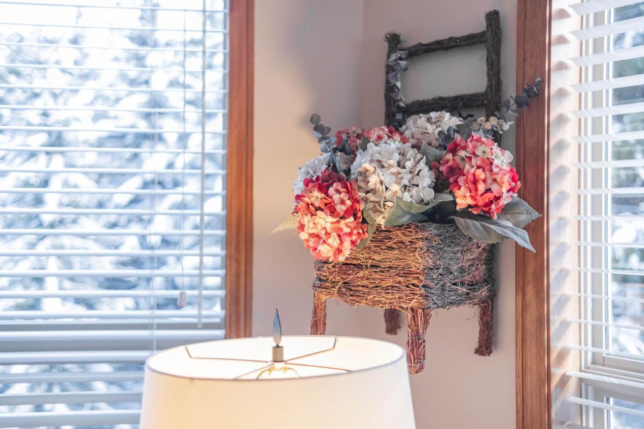 The Best Ski In Ski Out Two Bedroom Condo At Aspens Whistler Extérieur photo